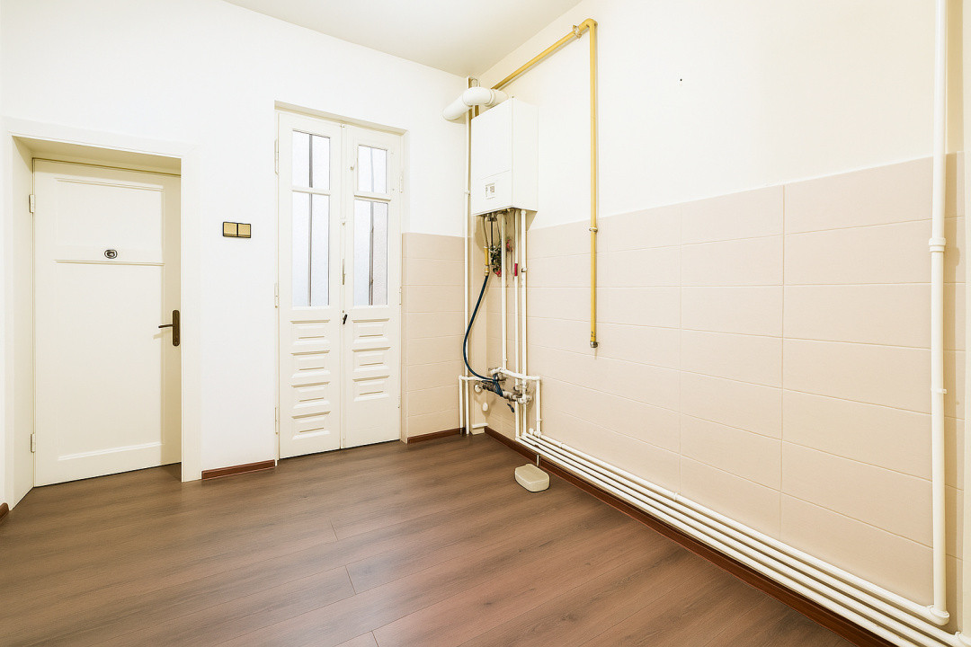 Refugiu interbelic cu 3 camere - 90 mp utili - Curte interioară 