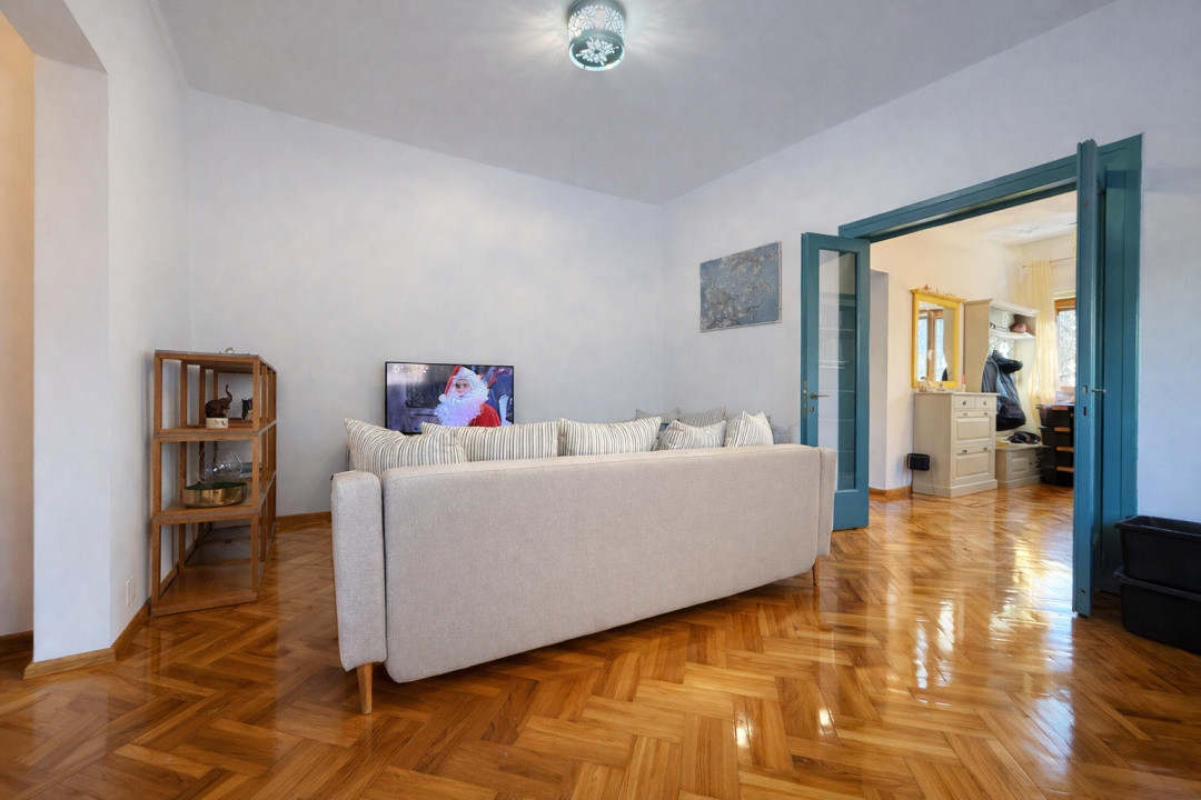 Un apartament cu personalitate, într-o vilă cu farmec – gata de mutat.
