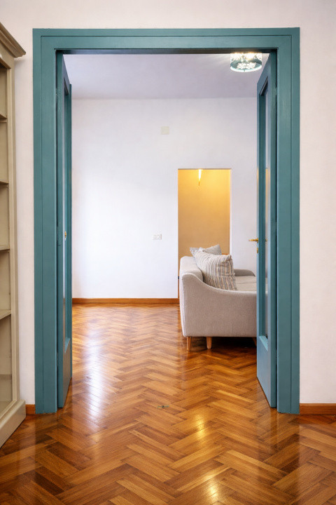 Un apartament cu personalitate, într-o vilă cu farmec – gata de mutat.