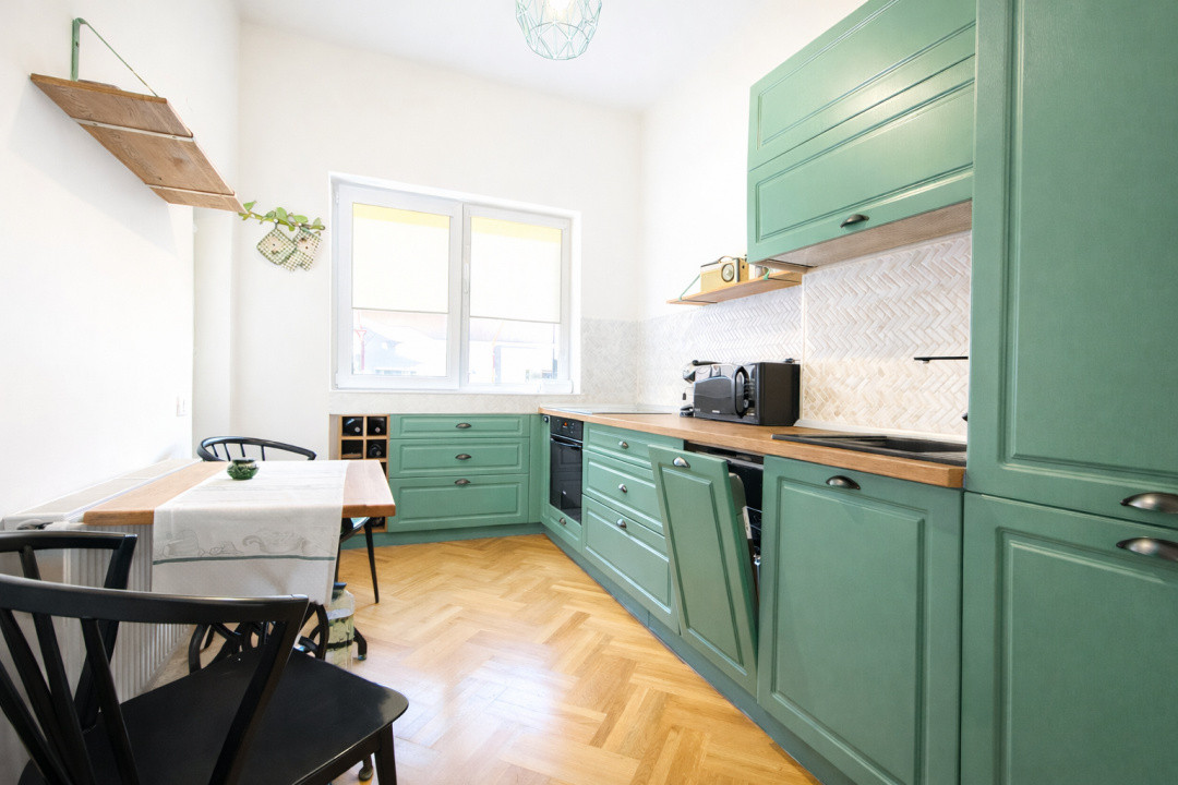 Un apartament cu personalitate, într-o vilă cu farmec – gata de mutat.