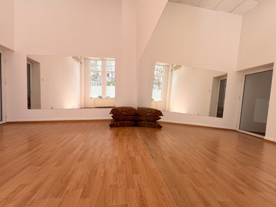 Spatiu de inchiriat pretabil pentru diverse activitati.