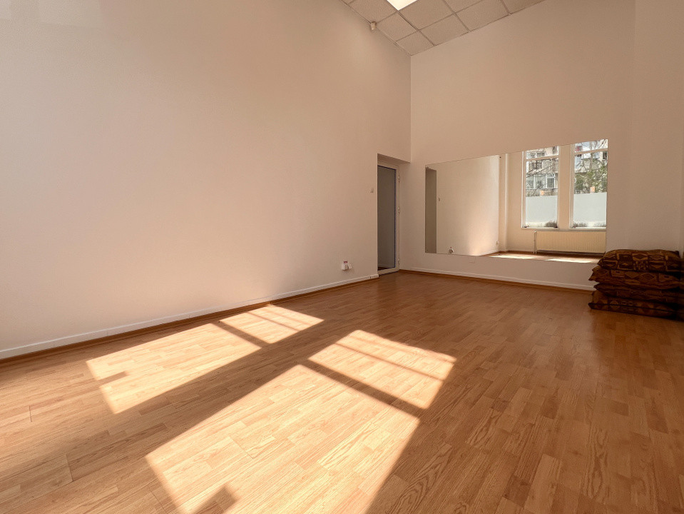 Spatiu de inchiriat pretabil pentru diverse activitati.